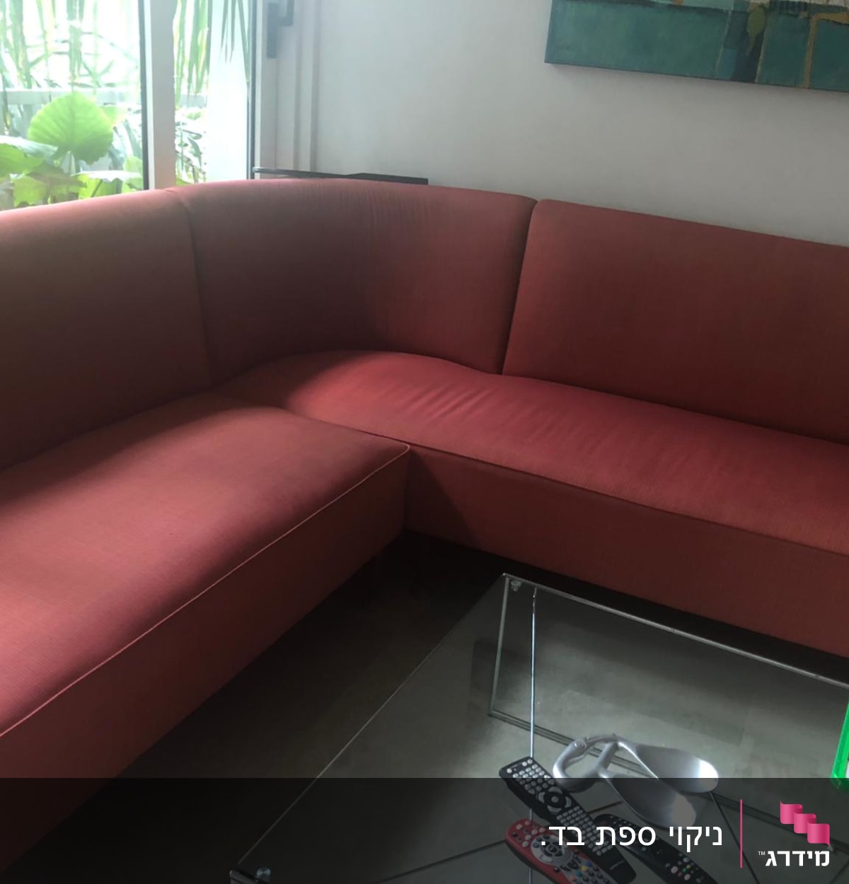 ספה אדומה ליד שולחן זכוכית עם שלטים